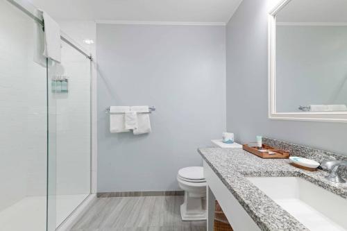 Un baño de The Inn at Ocean's Edge