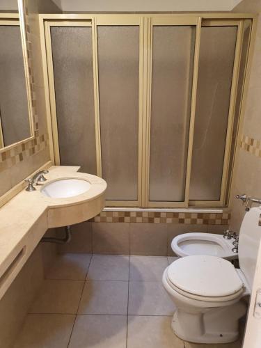 łazienka z toaletą i umywalką w obiekcie Naranja w mieście Rosario