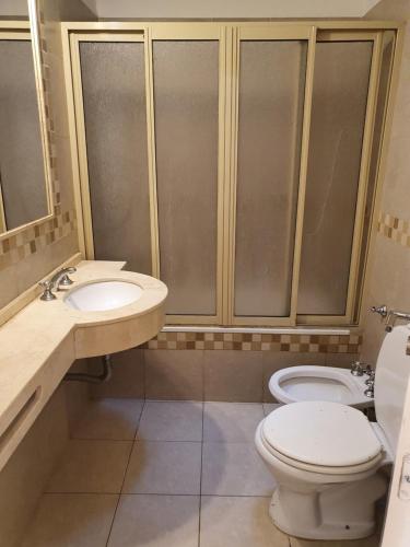 un baño con inodoro y lavabo en Naranja, en Rosario