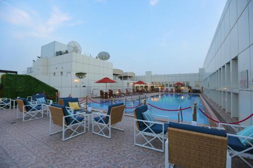 una piscina en la azotea de un hotel en Ivory Grand Hotel Apartments, en Dubái