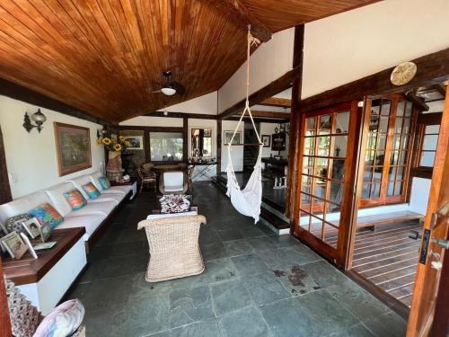 a living room with a couch and a hammock at Casa dos Sonhos em Búzios Chez Anna in Búzios