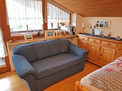 uma sala de estar com um sofá e algumas janelas em Ferienwohnung Bergblickl em Sachrang