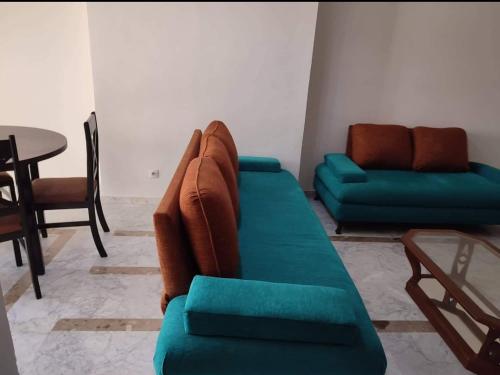 Vacances de charme في سوسة: غرفة معيشة مع أريكة وطاولة