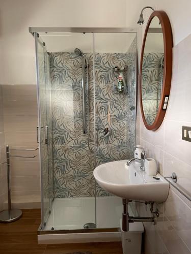 y baño con ducha, lavabo y espejo. en Casa Bilà, en Sambuca di Sicilia