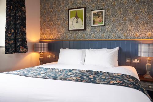 Łóżko lub łóżka w pokoju w obiekcie Rose Revived by Chef & Brewer Collection