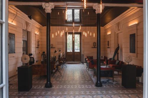 einen Flur mit einem Zimmer mit Stühlen und einer Tür in der Unterkunft Hotel La Zoologie & Spa Bordeaux in Bordeaux