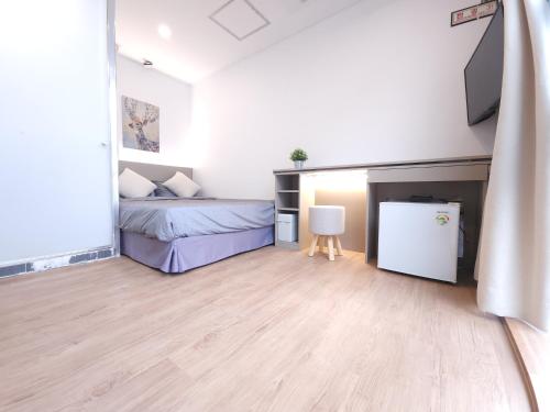 a bedroom with a bed and a television in it at OYO Hostel Myeongdong 2 in Seoul