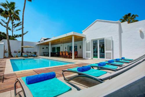 Villa Ana Maria by Villa Plus