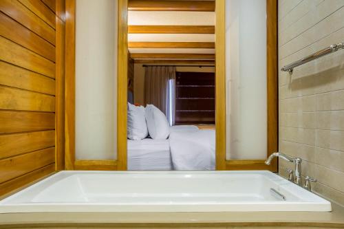 a bath tub in a room with a bed at Comfort Inn The Pointe in Niagara Falls