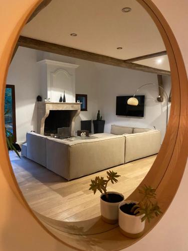 uma sala de estar com um sofá e uma lareira em Oak'Wood em La Queue-lès-Yvelines