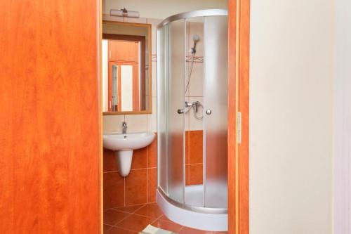 uma casa de banho com um chuveiro e um lavatório. em Retro Lido - Vonyarcvashegy em Vonyarcvashegy