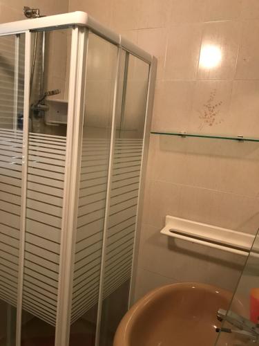 La salle de bains est pourvue d'une douche en verre et d'un lavabo. dans l'établissement La Betulla, à Leporano Marina