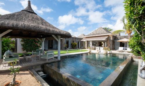 una piscina en el patio trasero de una villa en Balinea Villas, en Pereybere