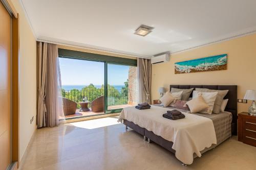 Posteľ alebo postele v izbe v ubytovaní Tranquil 2 bed villa with private pool + sea view!