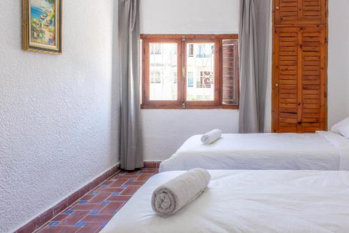 a room with two beds and a window at Appartement Familial au Centre Miramar in Martil