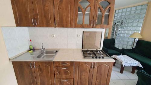 une cuisine avec un évier et une cuisinière four supérieur dans l'établissement Apartment Siofok, Lake Balaton 4, à Siófok