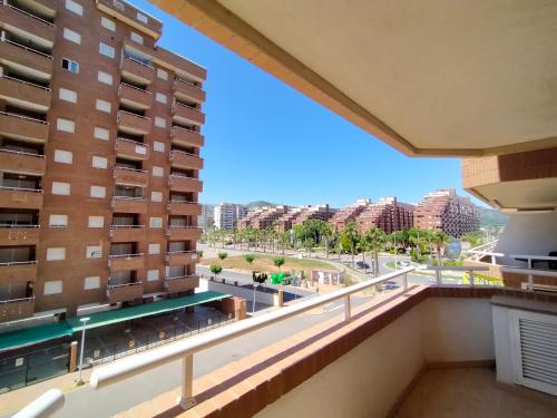 uma vista a partir da varanda de um edifício de apartamentos em ACV - Vistamar II-1ª linea planta 3 sur em Oropesa del Mar
