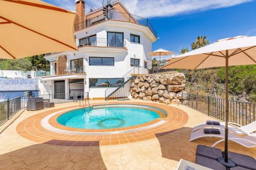 Tranquil 3 bed villa with private pool + sea view!