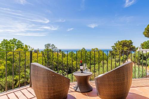 Tranquil 3 bed villa with private pool + sea view!