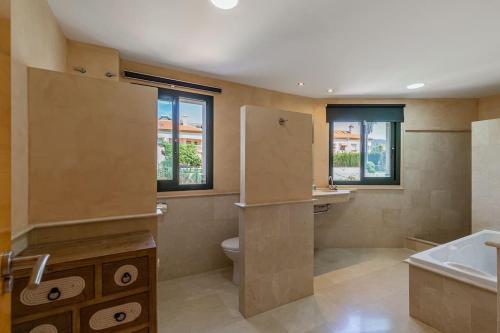 Tranquil 3 bed villa with private pool + sea view!