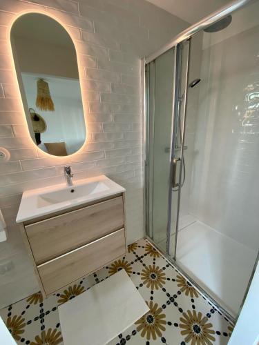 une salle de bain avec un lavabo et une douche dans l'établissement Casa Nomad - appartement cozy les pieds dans l'eau, à Ploemeur
