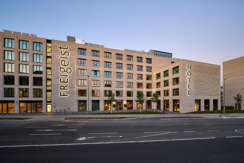 ein Gebäude mit einem Schild auf der Seite des Hotels in der Unterkunft FREIgeist Göttingen Nordstadt, A Member of Design Hotels in Göttingen