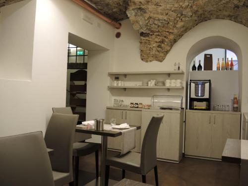 Bed and Breakfast Casa Mosole في مالسيسيني: مطبخ وغرفة طعام مع طاولة وكراسي