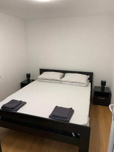 a bedroom with a bed with two towels on it at Boja Zalaska 2 in Jagodina