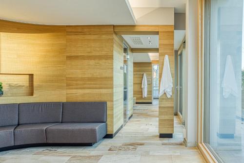 a living room with a couch and a hallway at Parkhotel Heilbronn in Heilbronn