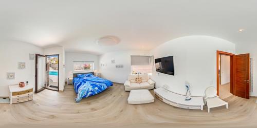 a white room with a bed and a couch at Villa Alba Deluxe & Spa Pool in Playa Blanca