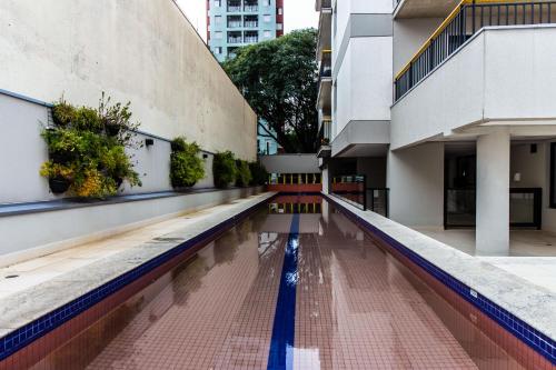 una piscina en medio de un edificio en 360 Suítes Santana - Apartamentos mobiliados, en São Paulo