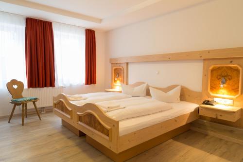 Postel nebo postele na pokoji v ubytování Hotel Krone