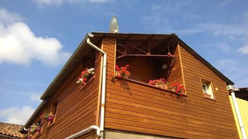 een gebouw met bloembakken aan de zijkant bij GITE A LA FERME in Montesquieu-Avantès