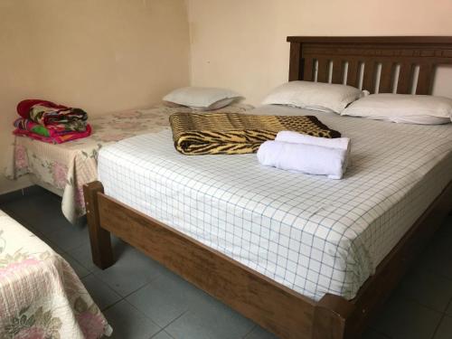 two beds in a room with a checkeredkered at Pousada flor de Atibaia in Atibaia