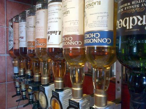 wyświetlanie kieliszków i butelek wina w obiekcie Aurora Hotel & Italian Restaurant w mieście Nairn