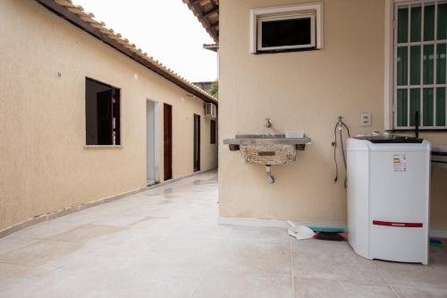 ein Gebäude mit einem Wasserkocher und einem Waschbecken in der Unterkunft Porto das Dunas Casa Temporada Estilo e Conforto 2 in Aquiraz