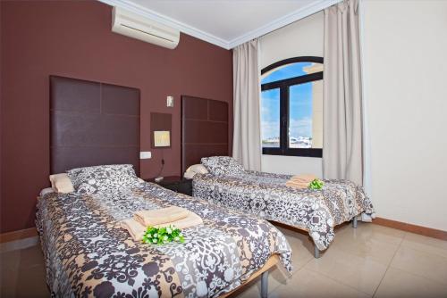 Postel nebo postele na pokoji v ubytování Riviera Park, central 2 bed apartment