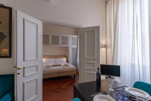 A bed or beds in a room at Seta spacious apartment next to the Duomo