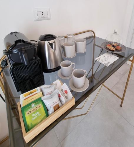 Utensilios para hacer té y café en Dimora Giusti