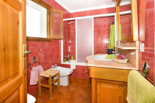 Et badeværelse på Villa Conxa Bisanyes by Villa Plus