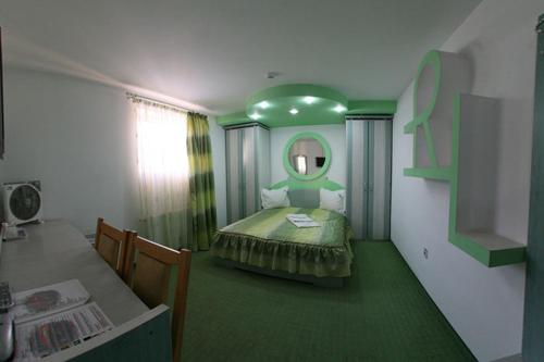 Ein Bett oder Betten in einem Zimmer der Unterkunft Pensiunea Soferul Norocos
