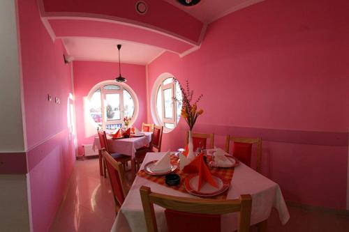 Ein Restaurant oder anderes Speiselokal in der Unterkunft Pensiunea Soferul Norocos 