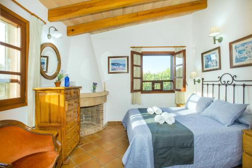 - une chambre avec un lit et une cheminée dans l'établissement Villa Monserrat by Villa Plus, à El Port