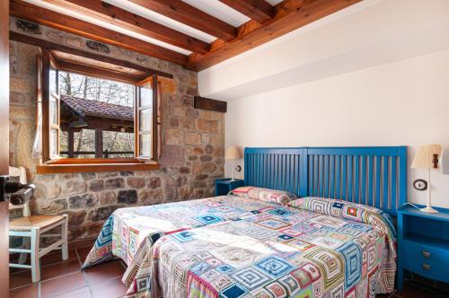a bedroom with two beds and a window at Casa Rural Ángela 1 in Villanueva de la Peña