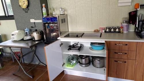 YOJA B&Bにあるキッチンまたは簡易キッチン