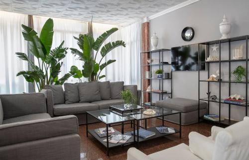 uma sala de estar com um sofá e uma mesa em Hotel Imperial Palace em Lido di Jesolo