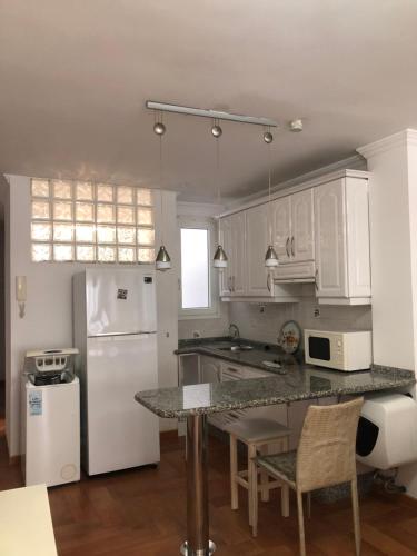 O bucătărie sau chicinetă la Apartamento Las Canteras 201