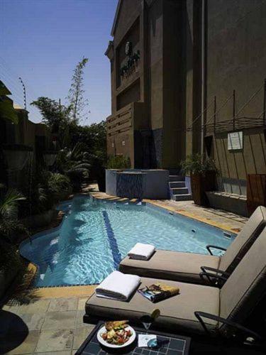 Peermont Mondior Hotelの敷地内または近くにあるプール