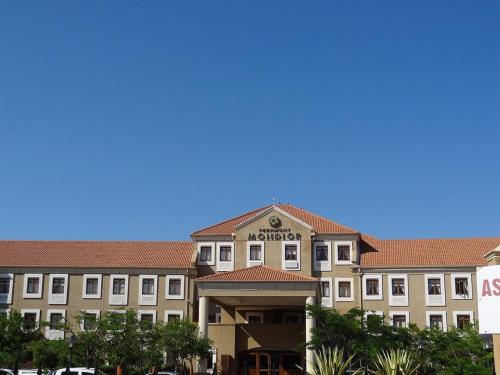 ハボローネにあるPeermont Mondior Hotelの正面に看板がある大きな建物
