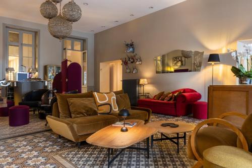 a living room with couches and a table at Best Western Plus d'Europe et d'Angleterre in Mâcon